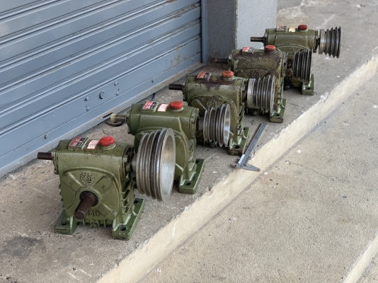 ( เหลือ 3 ตัวครับ )ขายหัวเกียร์ทดรอบ LM เบอร์ 70 อัตราทด 1:30 รุ่นเพลาเข้า 2ด้าน และเพลาออก 2ด้าน สภาพสวย หมุนนิ่ม พร้อมใช้งาน มี 5ตัวครับ ราคาตัวละ 1,700 บาทครับ