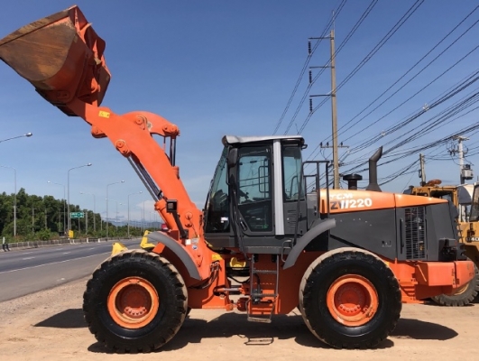 ขายรถตักล้อยาง HITACHI ZW220 นำเข้าเองจากญี่ปุ่น สภาพสวยพร้อมใช้ มีVDOการทำงานครับ