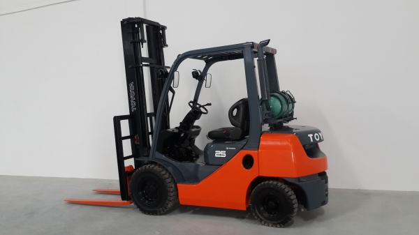 ขายรถยกโฟล์คลิฟท์ toyota ขนาด 2.5ตัน เสา 2 ท่อน สูง 4 เมตร สภาพดีค่ะ 0844591695 เหมี๋ยวค่ะ