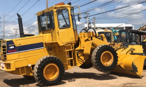 ขายรถตักล้อยาง KOMATSU WA200-1 นำเข้าเองจากญี่ปุ่น สภาพสวยพร้อมใช้ มีVDOการทำงานครับ