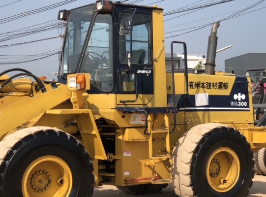 ขายรถตักล้อยาง KOMATSU WA300-1 นำเข้าเองจากญี่ปุ่น สภาพสวยพร้อมใช้ มีVDOการทำงานครับ
