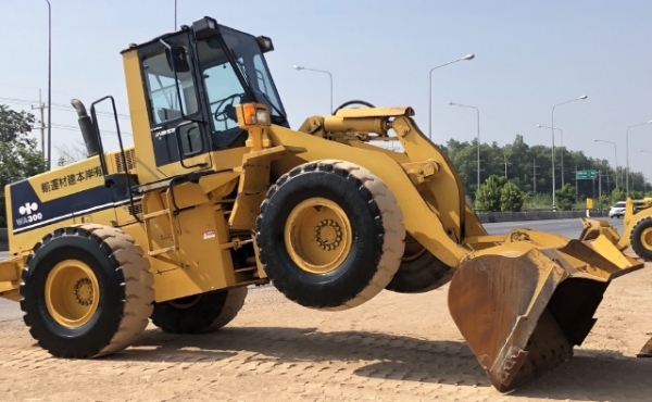 ขายรถตักล้อยาง KOMATSU WA300-1 นำเข้าเองจากญี่ปุ่น สภาพสวยพร้อมใช้ มีVDOการทำงานครับ