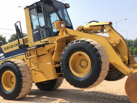 ขายรถตักล้อยาง KOMATSU WA300-1 นำเข้าเองจากญี่ปุ่น สภาพสวยพร้อมใช้ มีVDOการทำงานครับ