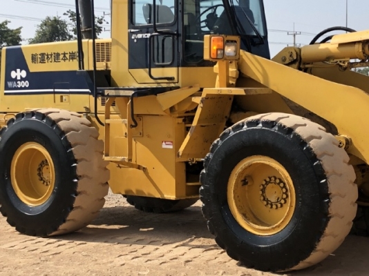 ขายรถตักล้อยาง KOMATSU WA300-1 นำเข้าเองจากญี่ปุ่น สภาพสวยพร้อมใช้ มีVDOการทำงานครับ