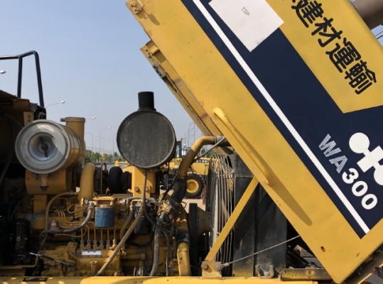 ขายรถตักล้อยาง KOMATSU WA300-1 นำเข้าเองจากญี่ปุ่น สภาพสวยพร้อมใช้ มีVDOการทำงานครับ