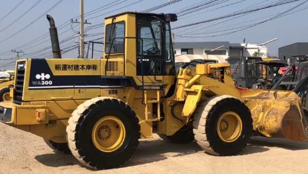 ขายรถตักล้อยาง KOMATSU WA300-1 นำเข้าเองจากญี่ปุ่น สภาพสวยพร้อมใช้ มีVDOการทำงานครับ