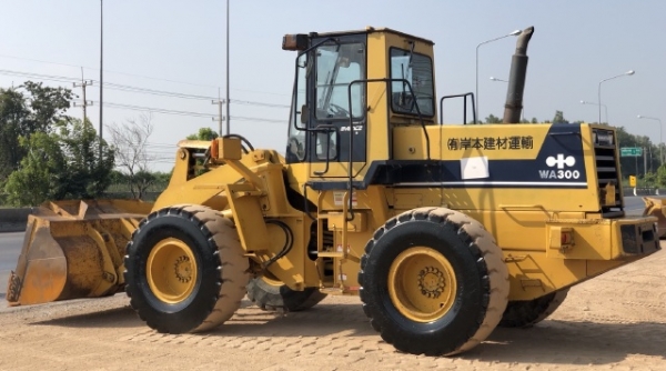 ขายรถตักล้อยาง KOMATSU WA300-1 นำเข้าเองจากญี่ปุ่น สภาพสวยพร้อมใช้ มีVDOการทำงานครับ