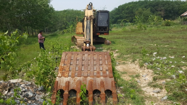 ขายตามสภาพ แบคโฮ CAT 320 V.2 ตัวเดินเสีย 1 ข้าง เครื่องเดิม ปั้มดี ไม่มีไฟฟ้า เอกสารใบซื้อขาย ราคาต่อรองได้ครับ ขายตามสภาพ แบคโฮ CAT 320 V.2 ตัวเดินเสีย 1 ข้าง เครื่องเดิม ปั้มดี ไม่มีไฟฟ้า เอกสารใบซื้อขาย ราคาต่อรองได้ครับ