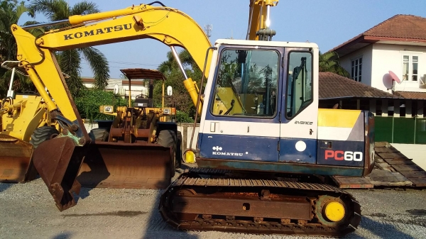 ต้องการขายรถขุดยี่ห้อkomatsu-pc60-6รถนอกนำเข้าจากญี่ปุ่น