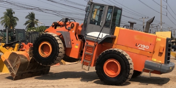 ขายรถตักล้อยาง TCM L35-3 (HITACHI LX190-7) นำเข้าเองจากญี่ปุ่น สภาพสวยพร้อมใช้ มีVDOการทำงานครับ