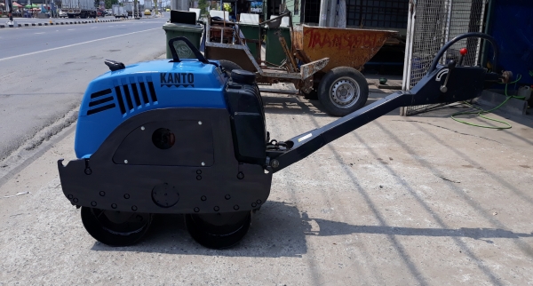 รถบดดินแบบเดินตามยี่ห้อKANTOรุ่น H650 เครื่องยนต์คูโบต้า E75 -E3-NB3 สตาร์ทด้วยกุญแจ มีระบบสั่นสะเทือน สภาพสวย พร้อมใช้งาน รุ่นใหม่ สนใจสอบถามเพิ่มเติม 081-7338802 ครับ