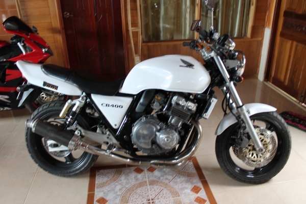 CB  400   สภาพดีวิ่งดีใช้งานตลอด  ivn ปี 93 สนใจ ติดต่อ  นัท  0805675816