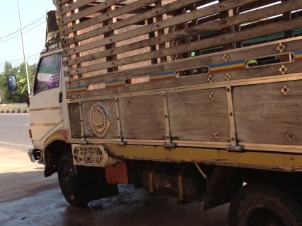 HINO หกล้อ KM 777ปี 35 เครื่อง 117 HD เดิม ๆ กะบะไม้มะค่าทั้งลูก ยางดี ขับดี ซัซซีสวย 460,000 HINO หกล้อ KM 777ปี 35 เครื่อง 117 HD เดิม ๆ กะบะไม้มะค่าทั้งลูก ยางดี ขับดี ซัซซีสวย 460,000