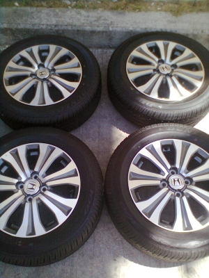 ขายแม็กพร้อมยางป้ายบแดง HONDA FREED ใส่ CITY,JAZZได้ 4 รู ขอบ15 ยางDUNLOP 185/65R15 ยางปี13  1ชุด พร้อมน๊อต 16 ตัว  ตุ่มสียังอยู่ครบ