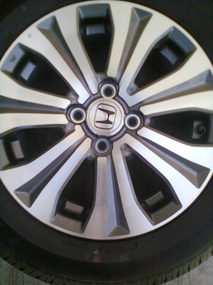 ขายแม็กพร้อมยางป้ายบแดง HONDA FREED ใส่ CITY,JAZZได้ 4 รู ขอบ15 ยางDUNLOP 185/65R15 ยางปี13  1ชุด พร้อมน๊อต 16 ตัว  ตุ่มสียังอยู่ครบ