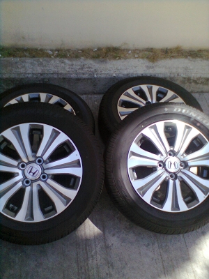 ขายแม็กพร้อมยางป้ายบแดง HONDA FREED ใส่ CITY,JAZZได้ 4 รู ขอบ15 ยางDUNLOP 185/65R15 ยางปี13  1ชุด พร้อมน๊อต 16 ตัว  ตุ่มสียังอยู่ครบ