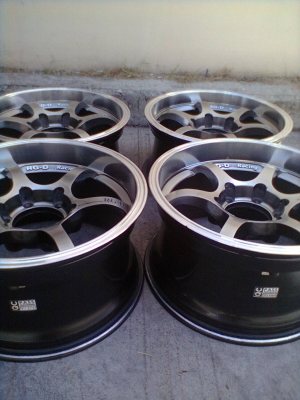 ขายแม็ก 6 รู ขอบ 17  หน้า8 หลัง9 สวยๆ 4 วง