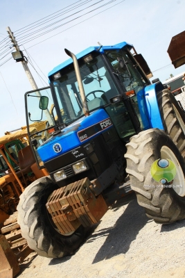 Ford 6640 New Holland ขับสี่เลาหน้า New Holland ราคาโดน ๆ
