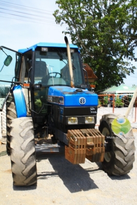 Ford 6640 New Holland ขับสี่เลาหน้า New Holland ราคาโดน ๆ