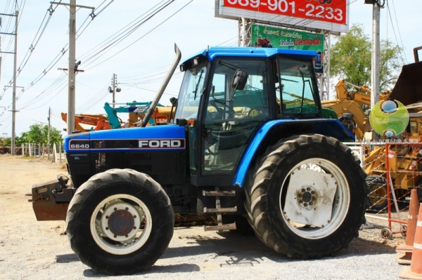 Ford 6640 New Holland ขับสี่เลาหน้า New Holland ราคาโดน ๆ