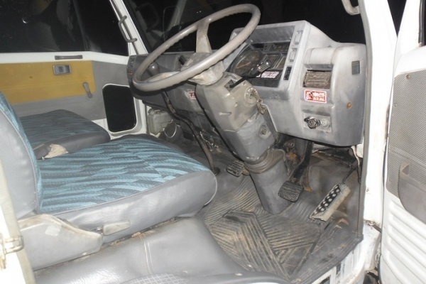 HINO KM310 - 100 HP DQ100 รถบรรทุก 6 ล้อ ช่วงล่างใหญ่คัชซีสวยไม่มีบวม คานหน้าติด F เฟืองท้ายติด F ครบหมดแล้ว เครื่องแห้งแรงดี หัวเก๋ง FC ลงเล่มครบถูกต้อง ภายในสวยครบ พวงมาลัยเพาเวอร์ กระบะเหล็กคอกไม้ความยาว 4.30 เมตรสภาพสวย ยางสภาพดี 70\% เอกสารทะเบียนครบพ