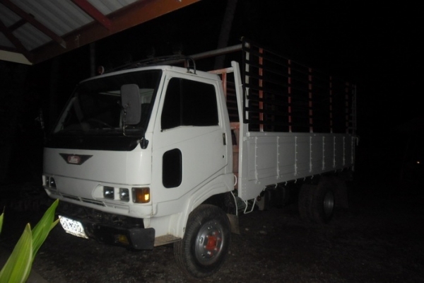 HINO KM310 - 100 HP DQ100 รถบรรทุก 6 ล้อ ช่วงล่างใหญ่คัชซีสวยไม่มีบวม คานหน้าติด F เฟืองท้ายติด F ครบหมดแล้ว เครื่องแห้งแรงดี หัวเก๋ง FC ลงเล่มครบถูกต้อง ภายในสวยครบ พวงมาลัยเพาเวอร์ กระบะเหล็กคอกไม้ความยาว 4.30 เมตรสภาพสวย ยางสภาพดี 70\% เอกสารทะเบียนครบพ