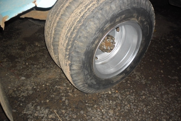 ISUZU ELF 100 HP 4BC2 กระบะเหล็กคอกไม้ความยาว 4.30 เมตร รถสภาพดีครับพร้อมบรรทุกได้เลย เครื่องแรงดี ภายในเก๋งคอนโซลอยู่ครบไม่ผุ ช่วงล่างคัชซีไม่มีดาม ยางสภาพดีิิ 70\% พร้อมบรรทุกพร้อมใช้งาน เอกสารทะเบียนครบพร้อมโอน ราคาต่อรองได้นะครับ