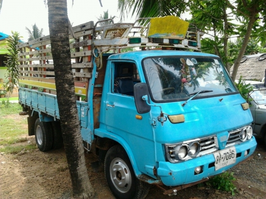 ISUZU ELF 100 HP 4BC2 กระบะเหล็กคอกไม้ความยาว 4.30 เมตร รถสภาพดีครับพร้อมบรรทุกได้เลย เครื่องแรงดี ภายในเก๋งคอนโซลอยู่ครบไม่ผุ ช่วงล่างคัชซีไม่มีดาม ยางสภาพดีิิ 70\% พร้อมบรรทุกพร้อมใช้งาน เอกสารทะเบียนครบพร้อมโอน ราคาต่อรองได้นะครับ