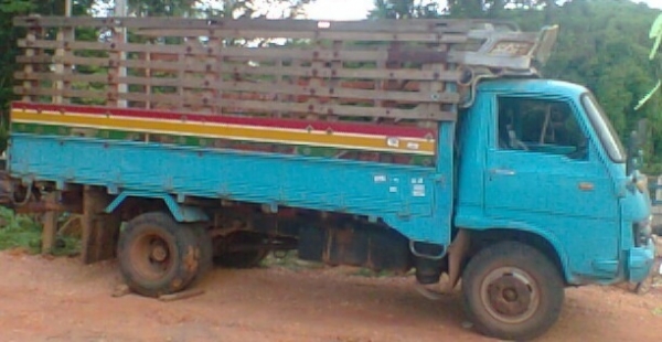 ISUZU ELF 100 HP 4BC2 กระบะเหล็กคอกไม้ความยาว 4.30 เมตร รถสภาพดีครับพร้อมบรรทุกได้เลย เครื่องแรงดี ภายในเก๋งคอนโซลอยู่ครบไม่ผุ ช่วงล่างคัชซีไม่มีดาม ยางสภาพดีิิ 70\% พร้อมบรรทุกพร้อมใช้งาน เอกสารทะเบียนครบพร้อมโอน ราคาต่อรองได้นะครับ