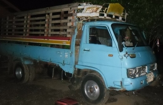 ISUZU ELF 100 HP 4BC2 กระบะเหล็กคอกไม้ความยาว 4.30 เมตร รถสภาพดีครับพร้อมบรรทุกได้เลย เครื่องแรงดี ภายในเก๋งคอนโซลอยู่ครบไม่ผุ ช่วงล่างคัชซีไม่มีดาม ยางสภาพดีิิ 70\% พร้อมบรรทุกพร้อมใช้งาน เอกสารทะเบียนครบพร้อมโอน ราคาต่อรองได้นะครับ