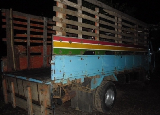 ISUZU ELF 100 HP 4BC2 กระบะเหล็กคอกไม้ความยาว 4.30 เมตร รถสภาพดีครับพร้อมบรรทุกได้เลย เครื่องแรงดี ภายในเก๋งคอนโซลอยู่ครบไม่ผุ ช่วงล่างคัชซีไม่มีดาม ยางสภาพดีิิ 70\% พร้อมบรรทุกพร้อมใช้งาน เอกสารทะเบียนครบพร้อมโอน ราคาต่อรองได้นะครับ