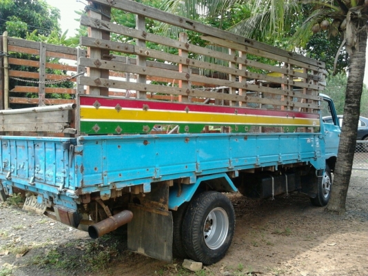 ISUZU ELF 100 HP 4BC2 กระบะเหล็กคอกไม้ความยาว 4.30 เมตร รถสภาพดีครับพร้อมบรรทุกได้เลย เครื่องแรงดี ภายในเก๋งคอนโซลอยู่ครบไม่ผุ ช่วงล่างคัชซีไม่มีดาม ยางสภาพดีิิ 70\% พร้อมบรรทุกพร้อมใช้งาน เอกสารทะเบียนครบพร้อมโอน ราคาต่อรองได้นะครับ