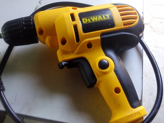 สว่านไฟฟ้า DeWALTแบบรอบไม่จัด2600รอบ/นาที ไม่ต้องใช้จำปีขันยึดดอกสว่านหรือไขควง