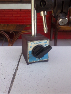 ไดอัลเกจความละเอียด 0.01 มม. พร้อมขายึดแบบแม่เหล็กปรับตำแหน่งการวัดได้