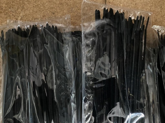 เคเบิ้ลไทร์สีดำ แบบขนาดยาว ทั้งเส้น 30 cm เคเบิ้ลไทร์สีดำ แบบขนาดยาว ทั้งเส้น 30 cm