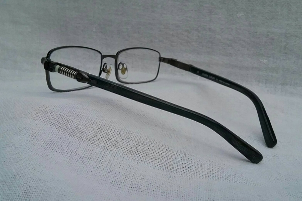 แว่นตาแนว 'สตีมพังค์' สายพันธุ์สวิสเซอร์แลนด์  เลนส์มัลติโค้ท +200  'นอส - มือหนึ่ง'  สต็อคเก่าทศวรรษ 2010's  สุดยอดวัสดุ 'ไททาเนียม' + 'อะซีเทต - อนุพันธุ์เส้นใยฝ้าย'  Authentic R