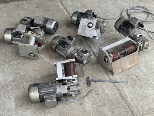 ขายมอเตอร์เกียร์แบบเพลาสวม Carpanelli S.T.M 1/4HP. 380V made in Italy อัตราทด 1:10 เพลาออกประมาณ 140รอบต่อนาที สภาพสวย หมุนนิ่ม พร้อมใช้งาน มี 6ตัวครับ ราคาตัวละ 2,000 บาท