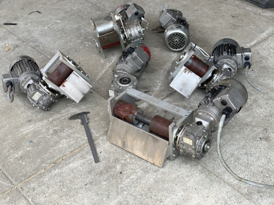 ขายมอเตอร์เกียร์แบบเพลาสวม Carpanelli S.T.M 1/4HP. 380V made in Italy อัตราทด 1:10 เพลาออกประมาณ 140รอบต่อนาที สภาพสวย หมุนนิ่ม พร้อมใช้งาน มี 6ตัวครับ ราคาตัวละ 2,000 บาท ขายมอเตอร์เกียร์แบบเพลาสวม Carpanelli S.T.M 1/4HP. 380V made in Italy อัตราทด 1:10 เพลาออกประมาณ 140รอบต่อนาที สภาพสวย หมุนนิ่ม พร้อมใช้งาน มี 6ตัวครับ ราคาตัวละ 2,000 บาท