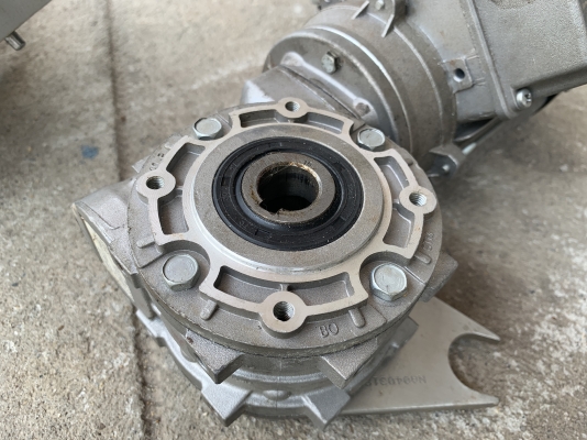 ขายมอเตอร์เกียร์แบบเพลาสวม Carpanelli S.T.M 1/4HP. 380V made in Italy อัตราทด 1:10 เพลาออกประมาณ 140รอบต่อนาที สภาพสวย หมุนนิ่ม พร้อมใช้งาน มี 6ตัวครับ ราคาตัวละ 2,000 บาท ขายมอเตอร์เกียร์แบบเพลาสวม Carpanelli S.T.M 1/4HP. 380V made in Italy อัตราทด 1:10 เพลาออกประมาณ 140รอบต่อนาที สภาพสวย หมุนนิ่ม พร้อมใช้งาน มี 6ตัวครับ ราคาตัวละ 2,000 บาท