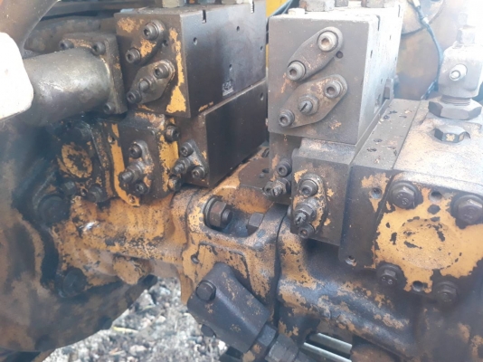 แพ๊คคู่ รถขุด KOMATSU PC120-3 และรถสิบล้อเทลเล่อร์บรรทุกอย่างสวย แพ๊คคู่ รถขุด KOMATSU PC120-3 และรถสิบล้อเทลเล่อร์บรรทุกอย่างสวย