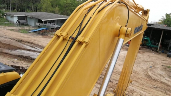 Komatsu PC200-7 ไมล์ 10,000 สภาพสวยมากค่ะ Komatsu PC200-7 ไมล์ 10,000 สภาพสวยมากค่ะ