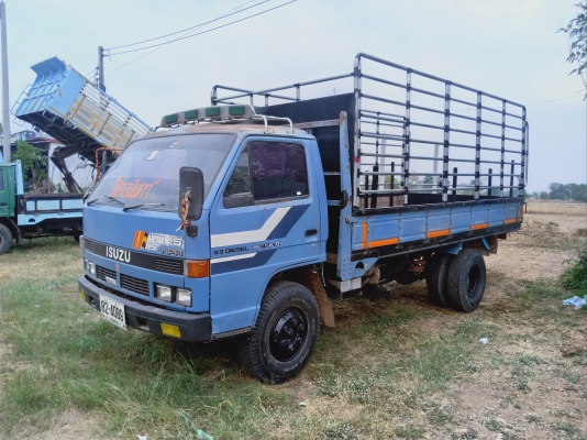 ขาย 6 ล้อ ISUZU NPR 115 แรง F หน้า/หลัง ยาว 4.3 เมตร เครื่องดี คัสซีสวย เอกสารเล่มทะเบียนพร้อมโอน สน