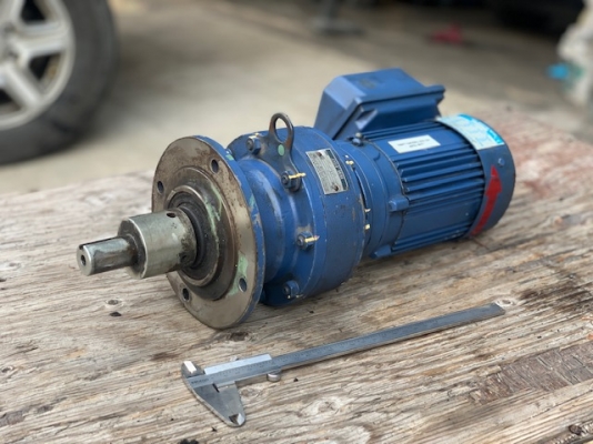 ขายมอเตอร์เกียร์แบบหน้าแปลน Cycro drive Sumitomo 0.2Kw. 380V อัตราทด 1:195 เพลาออก ฝประมาณ 7.5รอบต่อนาที made in Japan รอบช้าแรงบิดเยอะ สภาพสวยใหม่มาก หมุนนิ่ม พร้อมใช้งาน