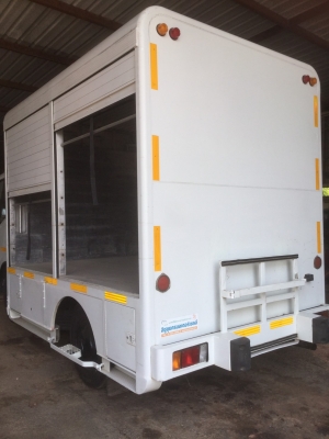 ขายตู้แห้ง(อะลูมิเนียม)ประตูม้วน 4 บาน ยาว 3 ม. สวยๆ ใส่ได้ทั้ง 4 ล้อ 6 ล้อ  สนใจ 089-5367218 081-425294