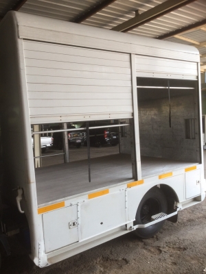 ขายตู้แห้ง(อะลูมิเนียม)ประตูม้วน 4 บาน ยาว 3 ม. สวยๆ ใส่ได้ทั้ง 4 ล้อ 6 ล้อ  สนใจ 089-5367218 081-425294