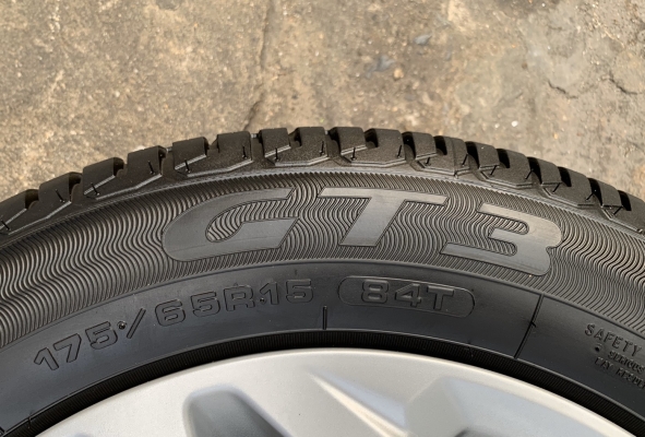 ล้อแม็กป้ายแดง Honda New Jazz ตัวรองท็อป ขอบ 15 พร้อมยางป้ายแดง 175-65-15 GoodYear ปี 20