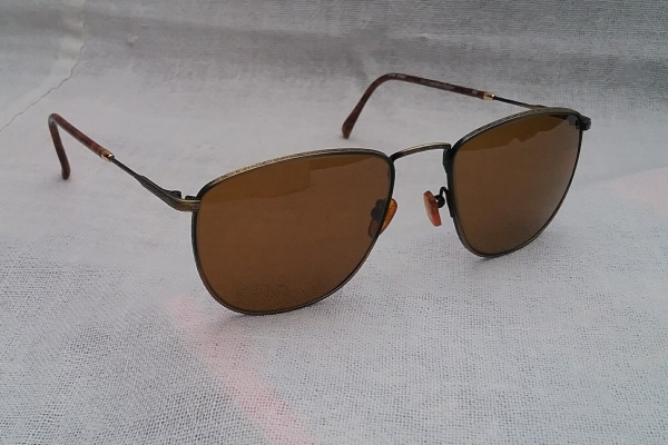 แว่นตาปาริเซียนแฮนด์เมดทศวรรษที่ 1980's ผลงานในตำนานของ 'เอสซิลอร์' งานทองเดินลาย - รมดำ *** เลนส์กระจกคริสตัล 'สีน้ำตาล - ชา' Vintage LES LUNETTES ESSILOR handmade in France แว่นตาปาริเซียนแฮนด์เมดทศวรรษที่ 1980's ผลงานในตำนานของ 'เอสซิลอร์' งานทองเดินลาย - รมดำ *** เลนส์กระจกคริสตัล 'สีน้ำตาล - ชา' Vintage LES LUNETTES ESSILOR handmade in France