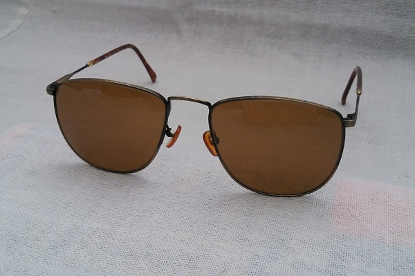 แว่นตาปาริเซียนแฮนด์เมดทศวรรษที่ 1980's ผลงานในตำนานของ 'เอสซิลอร์' งานทองเดินลาย - รมดำ *** เลนส์กระจกคริสตัล 'สีน้ำตาล - ชา' Vintage LES LUNETTES ESSILOR handmade in France แว่นตาปาริเซียนแฮนด์เมดทศวรรษที่ 1980's ผลงานในตำนานของ 'เอสซิลอร์' งานทองเดินลาย - รมดำ *** เลนส์กระจกคริสตัล 'สีน้ำตาล - ชา' Vintage LES LUNETTES ESSILOR handmade in France