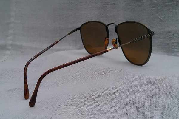 แว่นตาปาริเซียนแฮนด์เมดทศวรรษที่ 1980's ผลงานในตำนานของ 'เอสซิลอร์' งานทองเดินลาย - รมดำ *** เลนส์กระจกคริสตัล 'สีน้ำตาล - ชา' Vintage LES LUNETTES ESSILOR handmade in France แว่นตาปาริเซียนแฮนด์เมดทศวรรษที่ 1980's ผลงานในตำนานของ 'เอสซิลอร์' งานทองเดินลาย - รมดำ *** เลนส์กระจกคริสตัล 'สีน้ำตาล - ชา' Vintage LES LUNETTES ESSILOR handmade in France