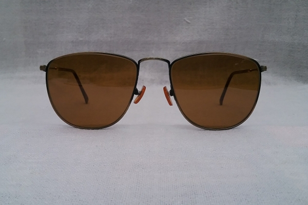 แว่นตาปาริเซียนแฮนด์เมดทศวรรษที่ 1980's ผลงานในตำนานของ 'เอสซิลอร์' งานทองเดินลาย - รมดำ *** เลนส์กระจกคริสตัล 'สีน้ำตาล - ชา' Vintage LES LUNETTES ESSILOR handmade in France แว่นตาปาริเซียนแฮนด์เมดทศวรรษที่ 1980's ผลงานในตำนานของ 'เอสซิลอร์' งานทองเดินลาย - รมดำ *** เลนส์กระจกคริสตัล 'สีน้ำตาล - ชา' Vintage LES LUNETTES ESSILOR handmade in France